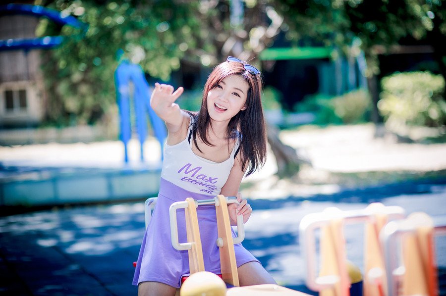 如果说生活是一种姿态，我宁愿选择冷漠;如果说对待一份感情，包括友情和亲情，我宁愿选择冷淡无情。可惜人总非草木，往往总在交叉处令你左右为难!人总喜欢在利益面前根根计较，总为利益去伤害彼此间的感情!这难道就是人生存的本能吗?人生就这么讽刺吗?你不找事，事找上你，会有水落石出的一天!也许这只是一场闹剧，因为我不相信它能凭空消失。人心怎么说呢?穷，会被瞧不起，会被亲情冷漠。富，身边的都是荣耀奉承。